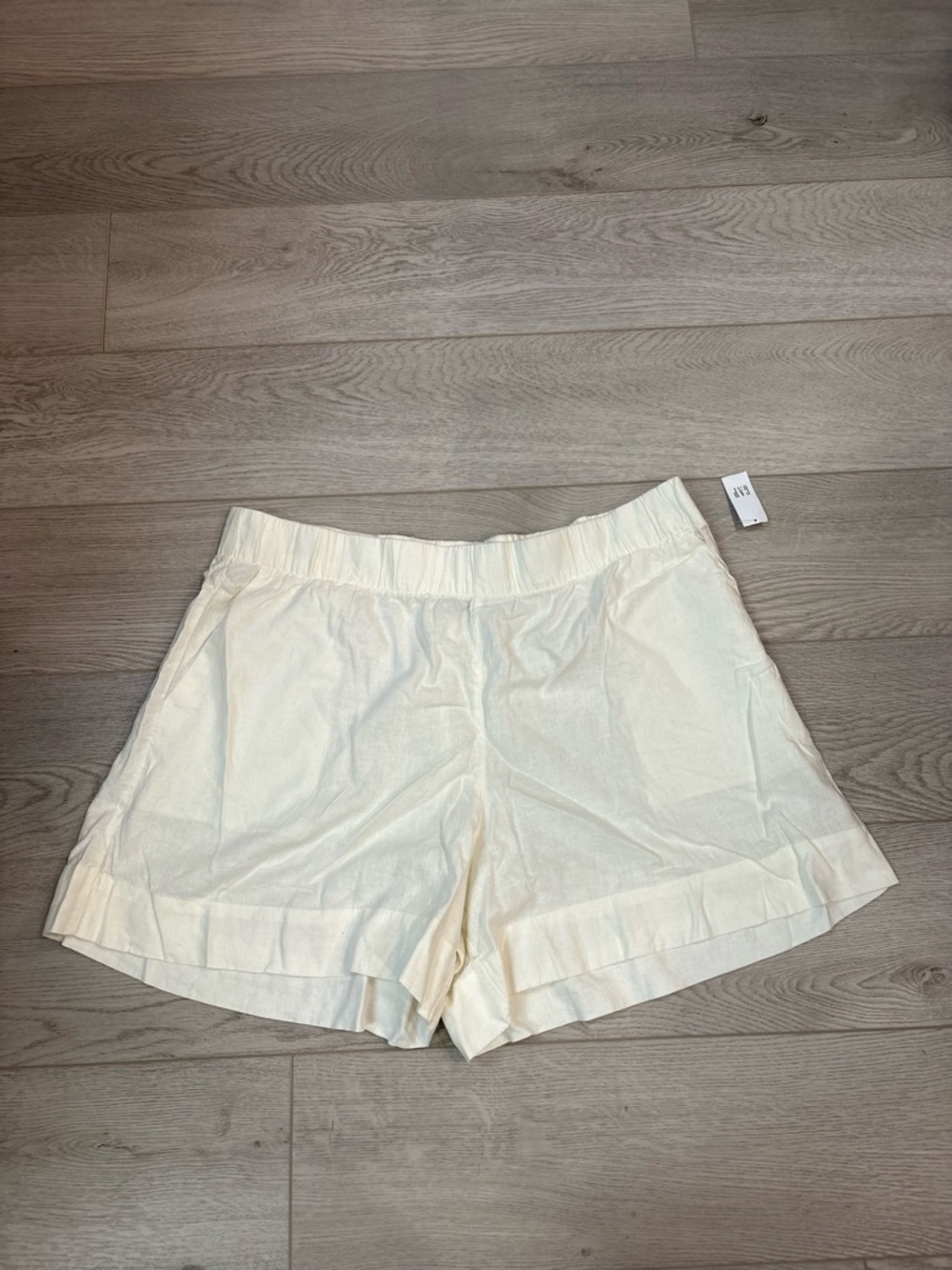 GAP Cream High-Waist Pleated Hem Shorts